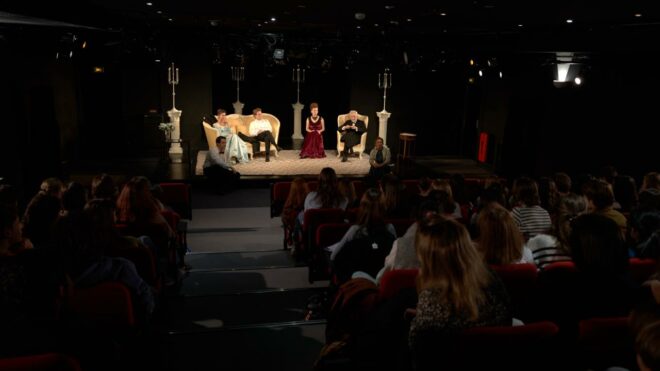 Les Premières au théâtre avec "Un mari idéal"