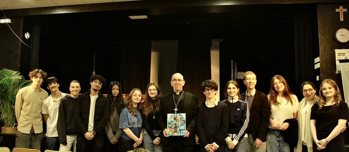 Rencontre des élèves de Terminale avec Monseigneur Rougé