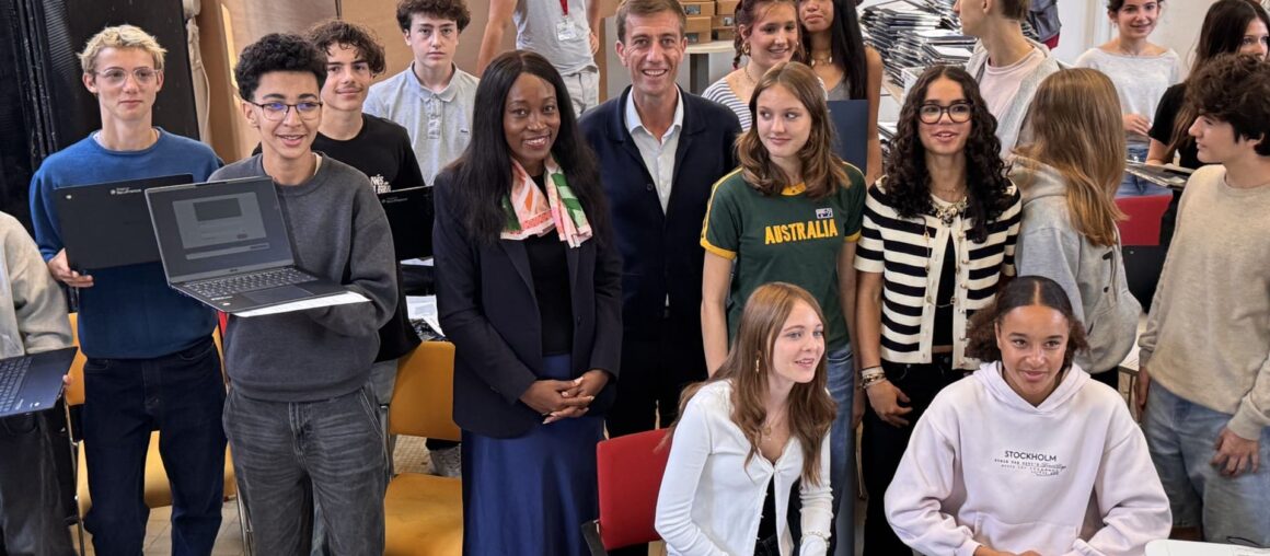 Remise des ordinateurs portables aux élèves de Seconde