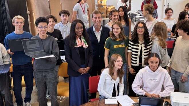 Remise des ordinateurs portables aux élèves de Seconde